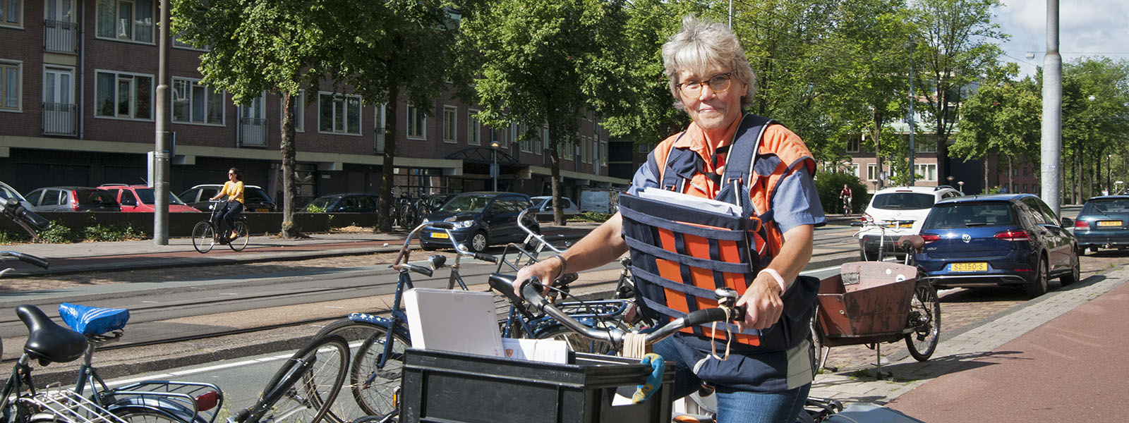 Postbode op fiets