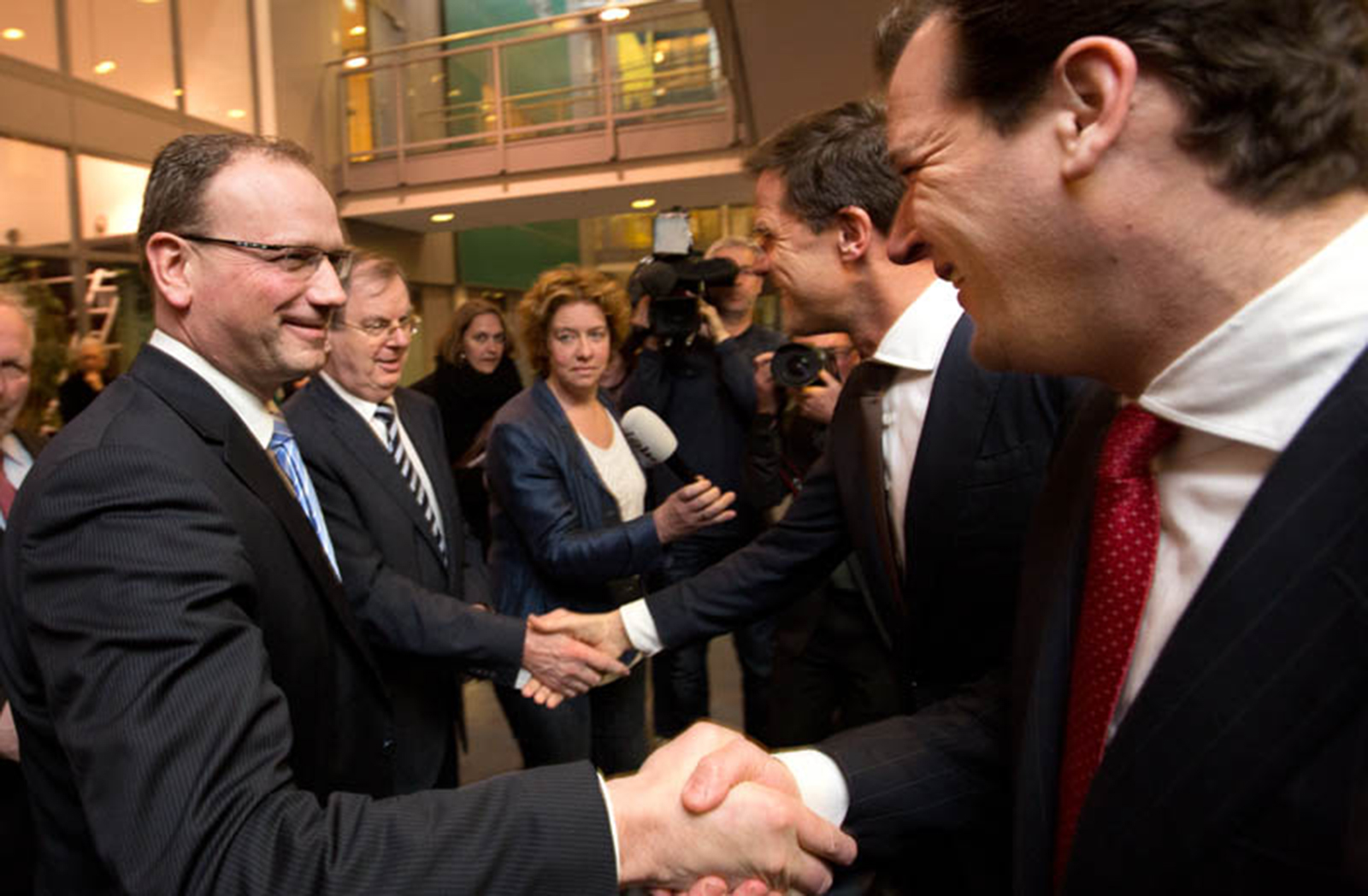 Bernard Wientjes (VNO-NCW) en Ton Heerts (FNV) schudden premier Mark Rutte en minister van Sociale Zaken Lodewijk Asscher de hand voor het sluiten van het Sociaal Akkoord.