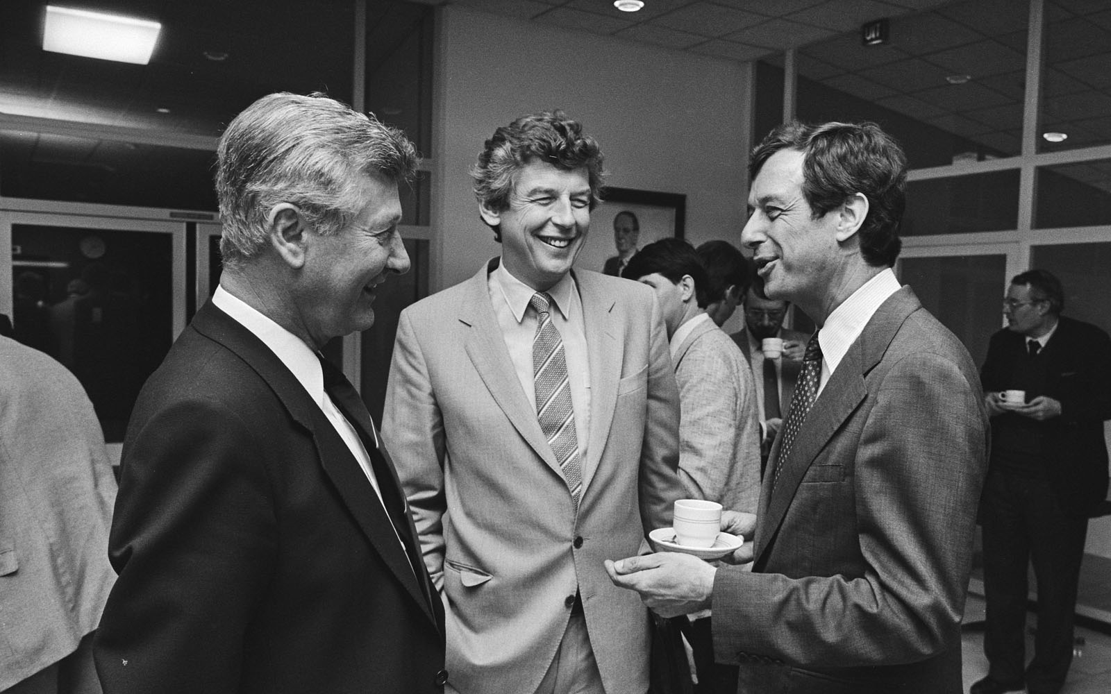 V.l.n.r. Ministier De Koning van Sociale Zaken en Werkgelegenheid, Wim Kok (FNV), Kees van Lede (VNO). 