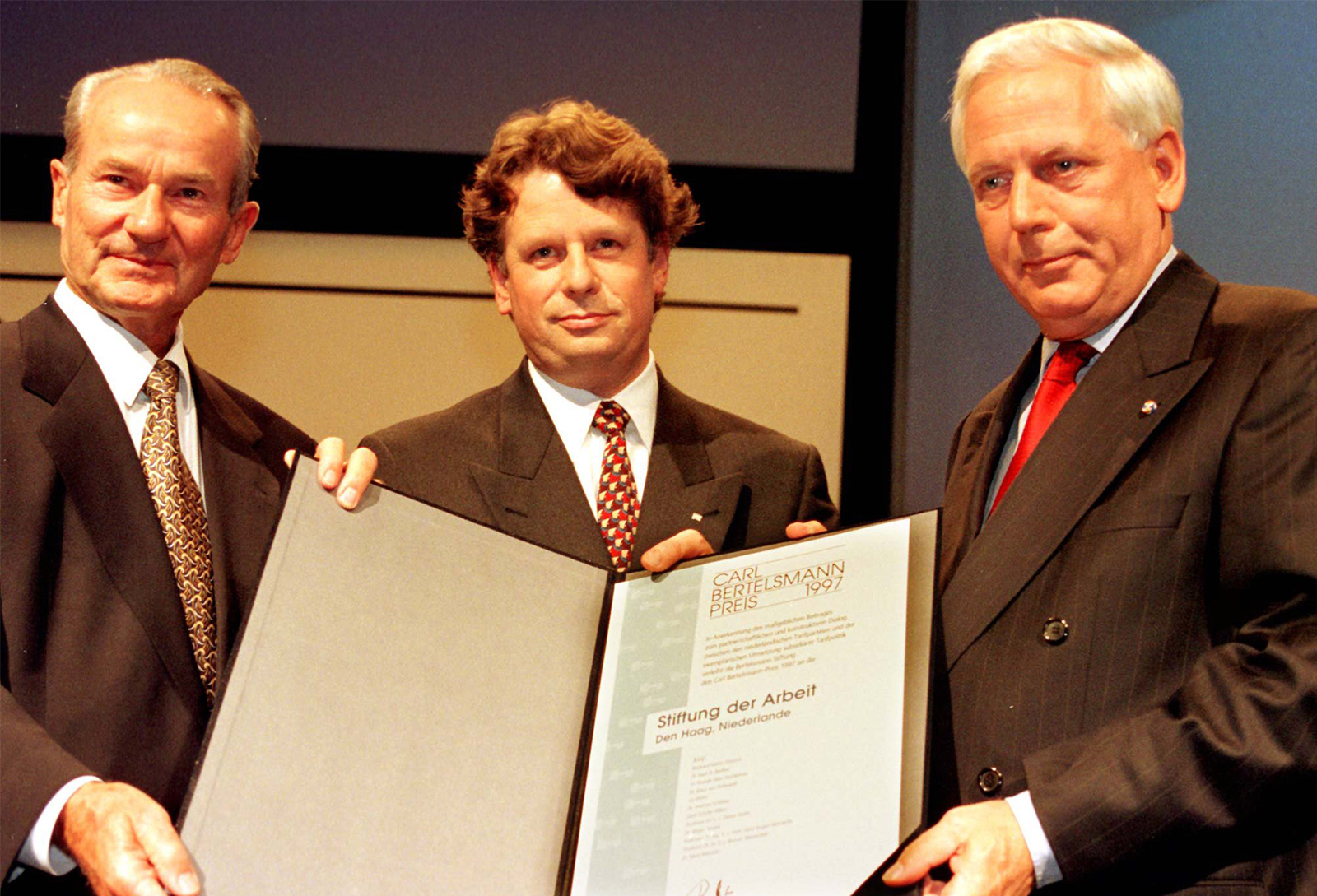 Lodewijk de Waal (m) en Hans Blankert (r) ontvangen de Carl Bertelsmann Preis. 