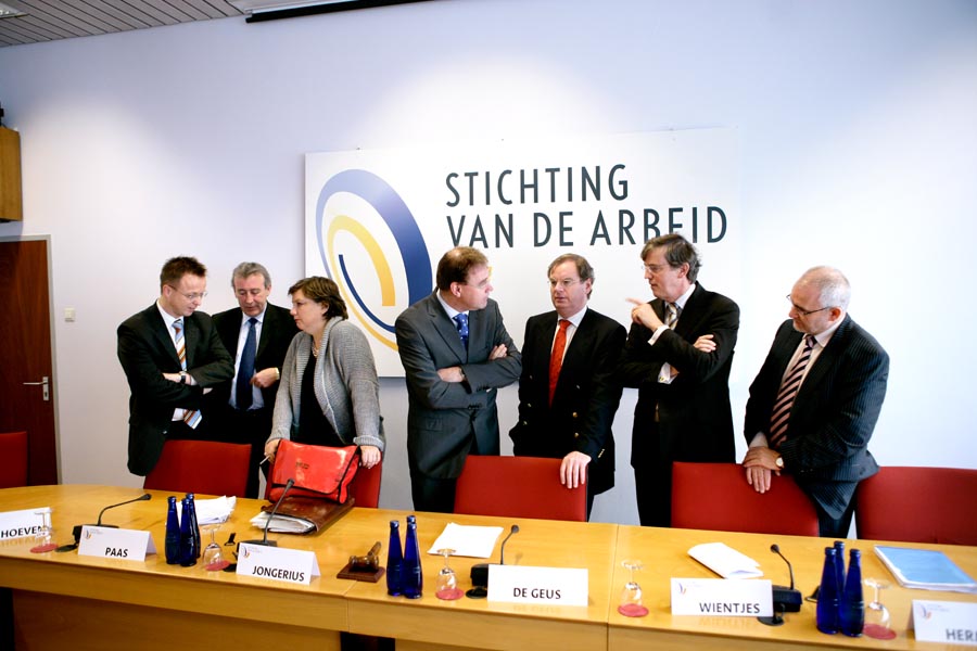 De Werktop in 2005, v.l.n.r. René Paas (CNV), Ad Verhoeven (MHP), Agnes Jongerius (FNV), minister Aart Jan de Geus, Bernard Wientjes (VNO-NCW), Loek Hermans (MKB) en Jan Heijkoop (LTO).