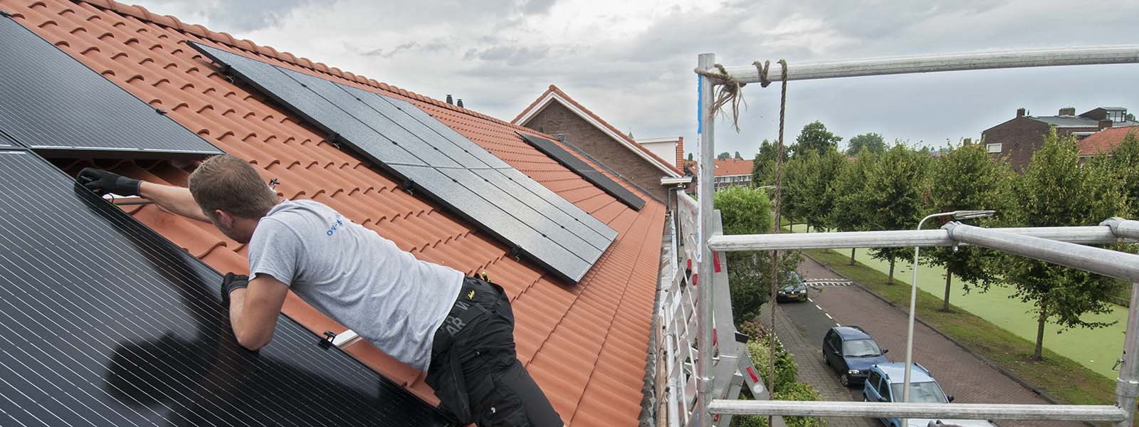 Monteren van zonnepanelen op een schuin dak van een woning