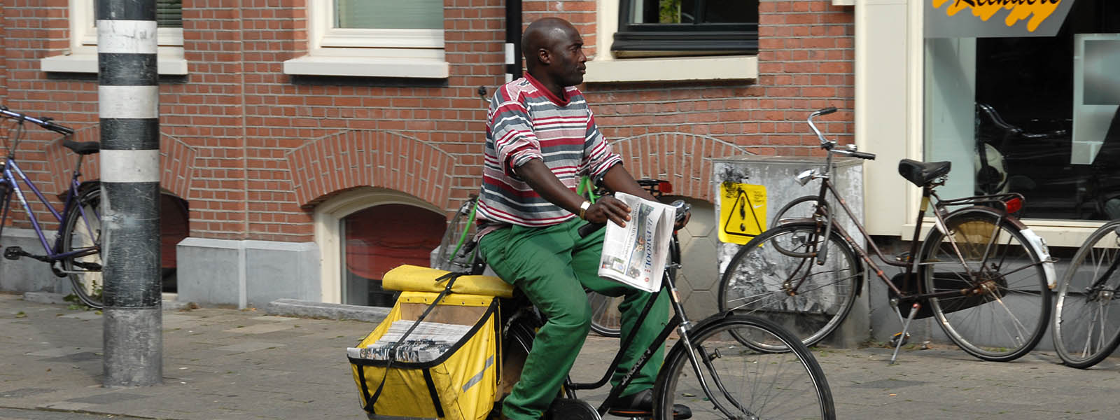 Krantenbezorger op de fiets in Amsterdam