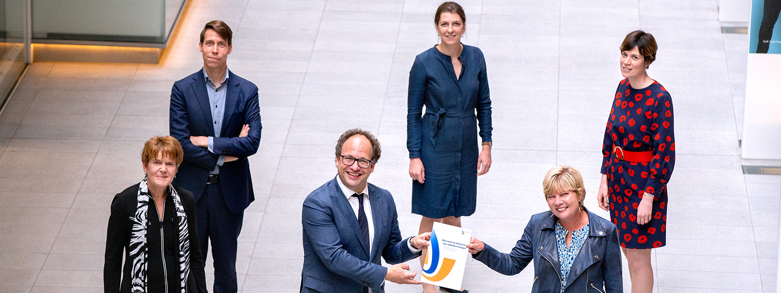Minister Koolmees neemt advies WIA van de stichting in ontvangst.