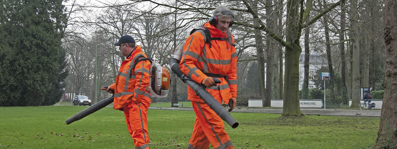 Plantsoenendienst; Twee mannen met bladblazers